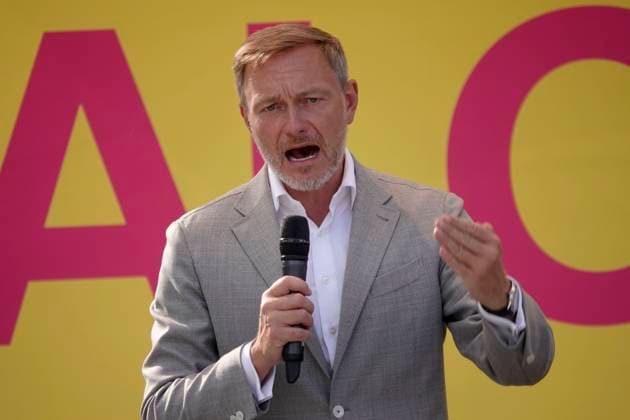 News Themen der Woche KW32 News Bilder des Tages Wahlkampf FDP 08.08.2024, Chemnitz, Theaterplatz Bundesvorsitzender der FDP und Bundesfinanzminister, Christian Lindner, spricht auf der Wahlkampfkundgebung der FDP Sachsen zur Landtagswahl. Es sollen die Visionen für ein zukunftsorientiertes Sachsen präsentiert werden. Bundesvorsitzender der FDP und Bundesfinanzminister, Christian Lindner, spricht zu den Kundgebungsteilnehmern. Chemnitz Sachsen BRD *** Election campaign FDP 08 08 2024, Chemnitz, Theaterplatz Federal Chairman of the FDP and Federal Minister of Finance, Christian Lindner, speaks at the election campaign rally of the FDP Saxony for the state election The visions for a future-oriented Saxony are to be presented Federal Chairman of the FDP and Federal Minister of Finance, Ch