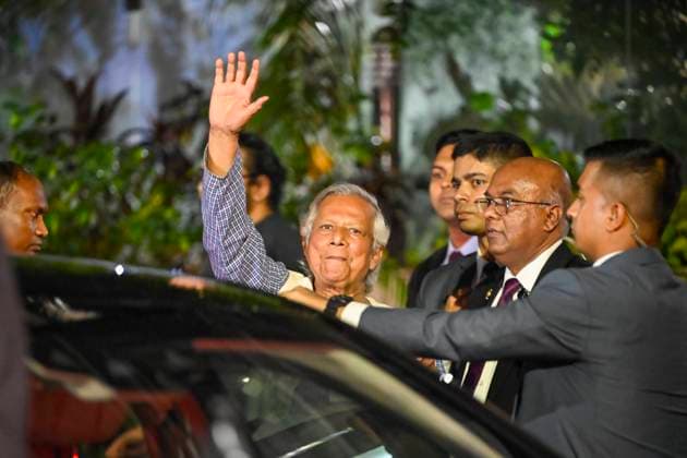 Bilder des Jahres 2024, News 08 August News Themen der Woche KW32 News Bilder des Tages Bangladesch, Nobelpreisträger Muhammad Yunus übernimmt Regierungsgeschäfte in Dhaka August 8, 2024, Dhaka, Dhaka, Bangladesh: Nobel laureate Muhammad Yunus waves as he leaves his residence to attend the oath taking ceremony to lead an interim government, in Dhaka, Bangladesh, August 8, 2024. Dhaka Bangladesh - ZUMAj163 20240808_zip_j163_003 Copyright: xAbuxSufianxJewelx