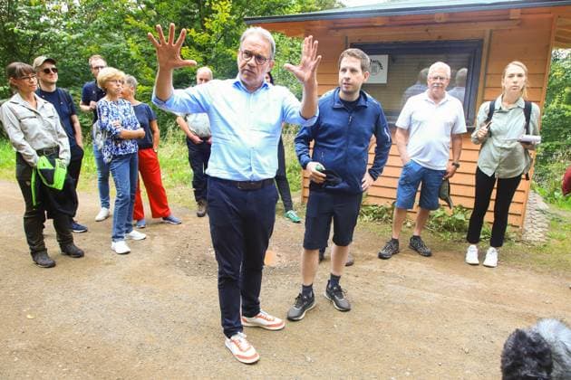 Kevin Kühnert auf Wahlkampftour in Thüringen Friedrichroda, 08.08.2024 - Der SPD-Generalsekretär Kevin Kühnert wandert im Thüringer Wald bei Friedrichroda mit Georg Maier , SPD-Spitzenkandidat für die Landtagswahl in Thüringen. Foto: Matthias Gränzdörfer Thüringen Germany *** Kevin Kühnert on campaign tour in Thuringia Friedrichroda, 08 08 2024 The SPD Secretary General Kevin Kühnert hikes in the Thuringian Forest near Friedrichroda with Georg Maier , SPD top candidate for the state election in Thuringia Photo Matthias Gränzdörfer Thuringia Germany Copyright: xMatthiasxGränzdörferx