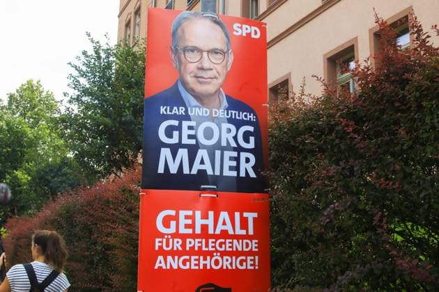 Kevin Kühnert auf Wahlkampftour in Thüringen Friedrichroda, 08.08.2024 - Wahlplakat von Georg Meier Foto: Matthias Gränzdörfer Thüringen Germany *** Kevin Kühnert on the campaign trail in Thuringia Friedrichroda, 08 08 2024 Election poster by Georg Meier Photo Matthias Gränzdörfer Thuringia Germany Copyright: xMatthiasxGränzdörferx