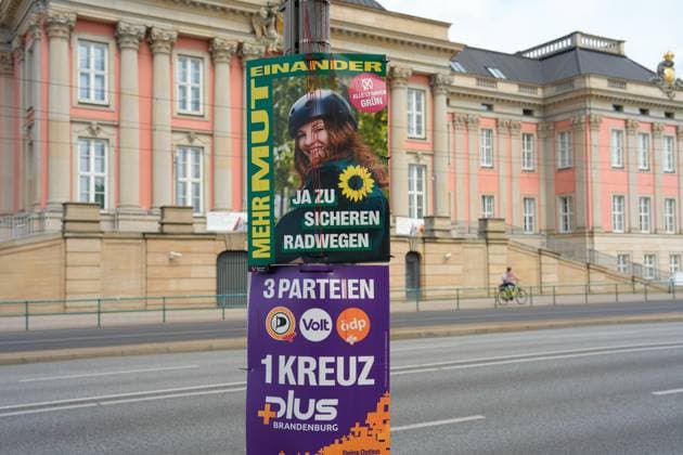 Plakate der Parteien zur Landtagswahl in Brandenburg Plakate der Parteien zur Landtagswahl in Brandenburg in der Stadt Potsdam, Grüne, 3 Parteien, Piraten, Volt, ÖDP Berlin Berlin GER *** Posters of the parties for the state election in Brandenburg Posters of the parties for the state election in Brandenburg in the city of Potsdam, Greens, 3 parties, Pirates, Volt, ÖDP Berlin Berlin GER