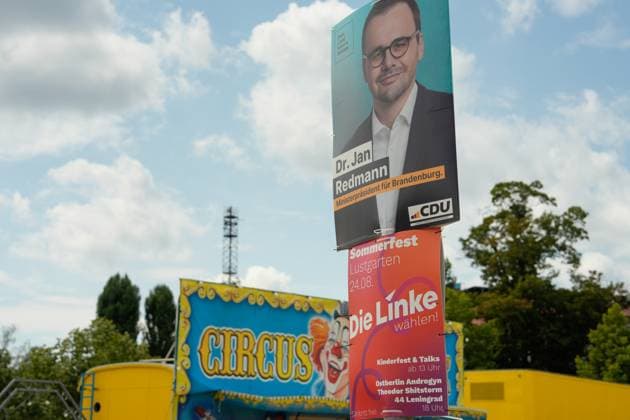 Plakate der Parteien zur Landtagswahl in Brandenburg Plakate der Parteien zur Landtagswahl in Brandenburg in der Stadt Potsdam, Circus, CDU, Linke Berlin Berlin GER *** Posters of the parties for the state election in Brandenburg Posters of the parties for the state election in Brandenburg in the city of Potsdam, Circus, CDU, Linke Berlin Berlin GER