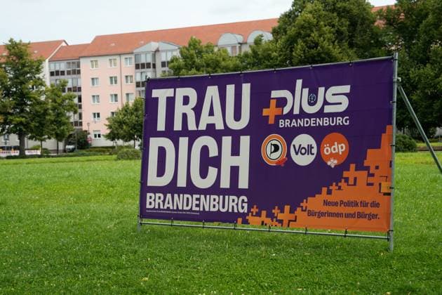 Plakate der Parteien zur Landtagswahl in Brandenburg Plakate der Parteien zur Landtagswahl in Brandenburg in der Stadt Potsdam, 3 Parteien, Piraten, Volt, ÖDP Berlin Berlin GER *** Posters of the parties for the state election in Brandenburg Posters of the parties for the state election in Brandenburg in the city of Potsdam, 3 parties, Pirates, Volt, ÖDP Berlin Berlin GER