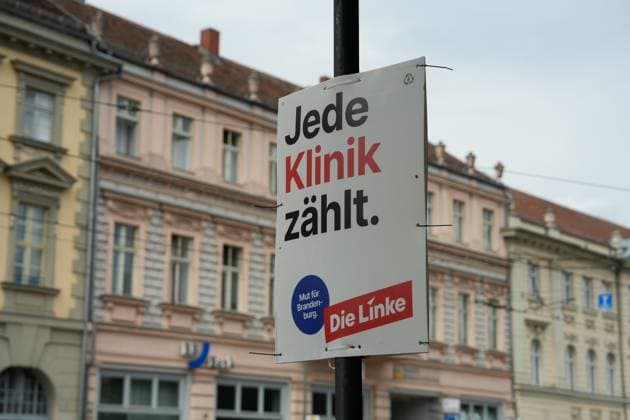 Plakate der Parteien zur Landtagswahl in Brandenburg Plakate der Parteien zur Landtagswahl in Brandenburg in der Stadt Potsdam, Linke Berlin Berlin GER *** Posters of the parties for the state election in Brandenburg Posters of the parties for the state election in Brandenburg in the city of Potsdam, Linke Berlin Berlin GER