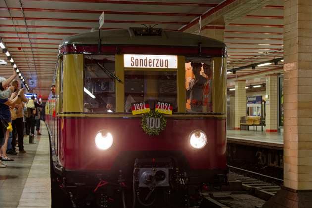 Bilder des Jahres 2024, News 08 August News Themen der Woche KW32 News Bilder des Tages 100 Jahre Berliner S-Bahn 2024-08-08 Deutschland, Berlin 100 Jahre Berliner S-Bahn: Der Verein Historische S-Bahn Berlin begeht das Jubiläum mit einem weitgehend originalgetreu restaurierten, aber mit heutiger Sicherungstechnik ausgerüsteten Olympia-Triebzug der BR ET 166 auf der Eröffnungsstrecke des elektrischen Betriebs Bernau - Berlin im heutigen Nordbahnhof (vormals Stettiner Bf). *** 100 years of the Berlin S-Bahn 2024 08 08 Germany, Berlin 100 years of the Berlin S-Bahn The Historische S Bahn Berlin association is celebrating the anniversary with an Olympia BR ET 166 multiple unit train, largely restored to its original condition but equipped with modern safety technology, on the opening line of the Bernau Berlin electri