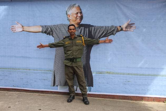 News Themen der Woche KW32 Bangladesh after PM fleeing August 8 A security guard of a Gramin Bank poses with a photograph of Nobel Peace Prize laureate Muhammad Yunus in Dhaka, Bangladesh, August 8, 2024. Dhaka Dhaka Bangladesh Copyright: xAbuxSufianxJewelx