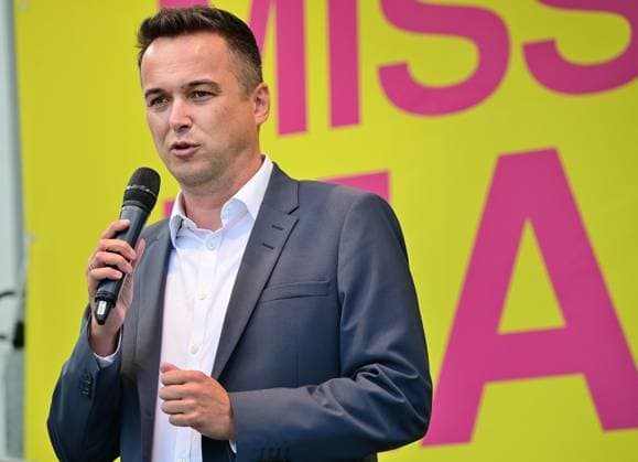 Wahlkampfkundgebung der FDP in Chemnitz mit Christian Lindner 08.08.24 Chemnitz Am 1. September finden in Sachsen die Landtagswahlen statt. Auf einer Wahlkampfkundgebung auf dem Chemnitzer Theaterplatz unterstützte Christian Lindner, Bundesvorsitzender der FDP und Bundesfinanzminister,Robert Malorny (Foto), FDP-Spitzenkandidat für Sachsen. Chemnitz Sachsen Germany *** FDP election campaign rally in Chemnitz with Christian Lindner 08 08 24 Chemnitz On September 1, the state elections will take place in Saxony At an election campaign rally on Chemnitz Theaterplatz, Christian Lindner, Federal Chairman of the FDP and Federal Minister of Finance,Robert Malorny Photo , FDP top candidate for Saxony Chemnitz Saxony Germany Chemnitz_FDP_Wahlkampf_Lindner_Malorny_0090808-24