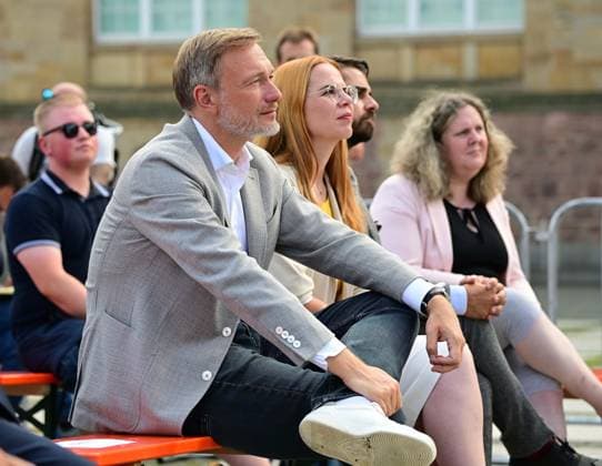 Wahlkampfkundgebung der FDP in Chemnitz mit Christian Lindner 08.08.24 Chemnitz Am 1. September finden in Sachsen die Landtagswahlen statt. Auf einer Wahlkampfkundgebung auf dem Chemnitzer Theaterplatz unterstützte Christian Lindner, Bundesvorsitzender der FDP und Bundesfinanzminister,Robert Malorny, FDP-Spitzenkandidat für Sachsen. Chemnitz Sachsen Germany *** FDP election campaign rally in Chemnitz with Christian Lindner 08 08 24 Chemnitz The state elections in Saxony will take place on September 1 At an election campaign rally on Chemnitz Theaterplatz, Christian Lindner, Federal Chairman of the FDP and Federal Minister of Finance,Robert Malorny, FDP top candidate for Saxony Chemnitz Saxony Germany Chemnitz_FDP_Wahlkampf_Lindner_Malorny_0140808-24