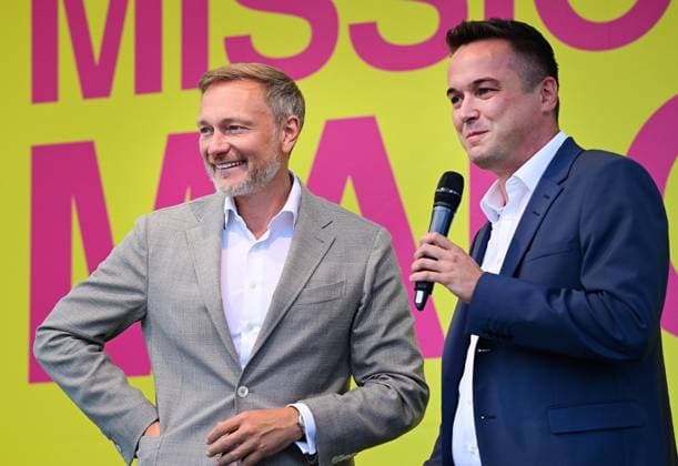 Wahlkampfkundgebung der FDP in Chemnitz mit Christian Lindner 08.08.24 Chemnitz Am 1. September finden in Sachsen die Landtagswahlen statt. Auf einer Wahlkampfkundgebung auf dem Chemnitzer Theaterplatz unterstützte Christian Lindner, Bundesvorsitzender der FDP und Bundesfinanzminister,Robert Malorny (re), FDP-Spitzenkandidat für Sachsen. Chemnitz Sachsen Germany *** FDP election campaign rally in Chemnitz with Christian Lindner 08 08 24 Chemnitz The state elections in Saxony will take place on September 1 At an election campaign rally on Chemnitz Theaterplatz, Christian Lindner, Federal Chairman of the FDP and Federal Minister of Finance,Robert Malorny re , FDP top candidate for Saxony Chemnitz Saxony Germany Chemnitz_FDP_Wahlkampf_Lindner_Malorny_0160808-24