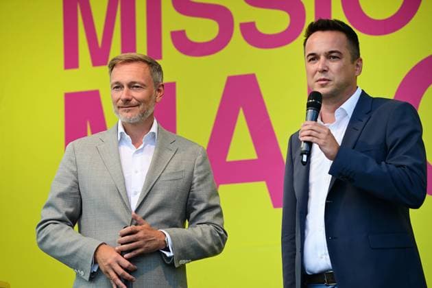 Wahlkampfkundgebung der FDP in Chemnitz mit Christian Lindner 08.08.24 Chemnitz Am 1. September finden in Sachsen die Landtagswahlen statt. Auf einer Wahlkampfkundgebung auf dem Chemnitzer Theaterplatz unterstützte Christian Lindner, Bundesvorsitzender der FDP und Bundesfinanzminister,Robert Malorny (re), FDP-Spitzenkandidat für Sachsen. Chemnitz Sachsen Germany *** FDP election campaign rally in Chemnitz with Christian Lindner 08 08 24 Chemnitz The state elections in Saxony will take place on September 1 At an election campaign rally on Chemnitz Theaterplatz, Christian Lindner, Federal Chairman of the FDP and Federal Minister of Finance,Robert Malorny re , FDP top candidate for Saxony Chemnitz Saxony Germany Chemnitz_FDP_Wahlkampf_Lindner_Malorny_0170808-24