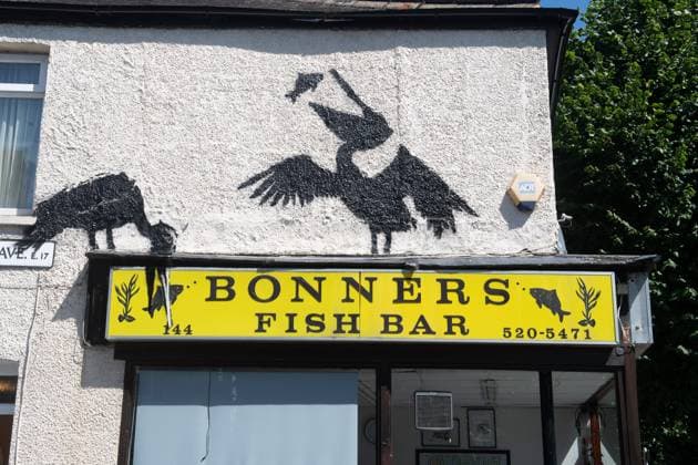 Bilder des Jahres 2024, Entertainment 08 August Entertainment Themen der Woche KW32 Entertainment Bilder des Tages Fifth New Banksy Artwork Unveiled at Walthamstow, London People take photos of Street Artist Banksy s fifth new artwork depicting two pelicans perched on the sign of Bonners Fish Bar in Walthamstow, London, England, UK on Friday 9 August, 2024., Credit:Justin Ng Avalon UK, England, London, Walthamstow  Copyright: xJustinxNgx xAvalonx 0897331872