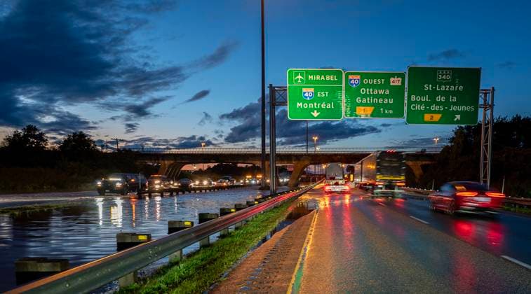 News Bilder des Tages August 9, 2024, Montreal, Pq, CANADA: Vehicles drive slowly through water overflowing on to highway 30 in Vaudreuil-Dorion west of Montreal after heavy rains hit the area on Friday, August 9, 2024. Montreal CANADA  - ZUMAc35_ 20240809_zaf_c35_171 Copyright: xPeterxMccabex