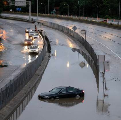 August 9, 2024, Montreal, Pq, CANADA: Cars drive slowly through water overflowing on to highway 40 in Sainte-Anne-de-Bellevue on the Island of Montreal after heavy rains hit the area on Friday, August 9, 2024. Montreal CANADA  - ZUMAc35_ 20240809_zaf_c35_181 Copyright: xPeterxMccabex