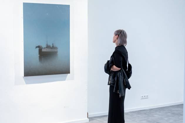 Bilder des Jahres 2024, Entertainment 08 August Entertainment Themen der Woche KW32 Besucherin schaut sich ein Bild von Urlik Moller an GER, Ausstellungseröffnung, Vernissage, Die Andere Landschaft, Ulrik Möller, Spielhalle KUNST, Greifswald *** Visitor looking at a painting by Urlik Moller GER, Exhibition opening, Vernissage, Die Andere Landschaft, Ulrik Möller, Spielhalle KUNST, Greifswald