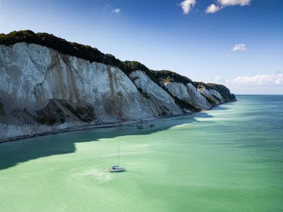 Segelboot vor Steilküste Ein Segelboot liegt bei sonnigem Wetter vor den Møns Klint, der höchsten Steilküste Dänemarks vor Anker. Klintholm Dänemark *** Sailing boat off the cliffs A sailing boat is anchored in sunny weather off Møns Klint, Denmarks highest cliff Klintholm Denmark DJI_0511b