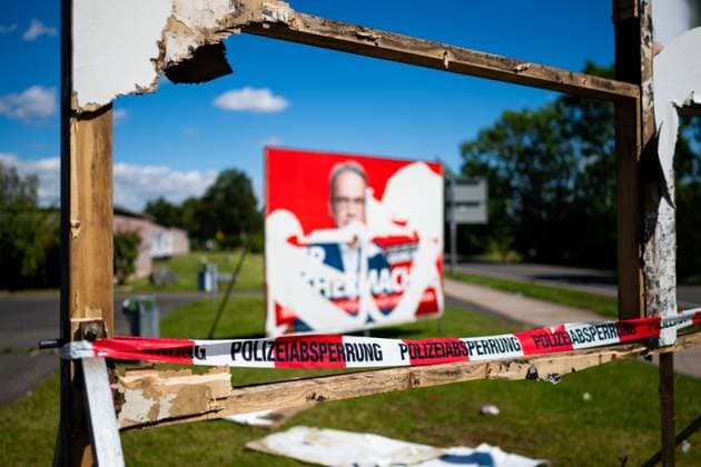 WAHLPLAKATE ZUR LANDTAGSWAHL IN THÜRINGEN DEMOLIERT 10 08 2024 - Waltershausen: Wahlplakate zur Landtagswahl in Thüringen vom Spitzenkandidaten der Partei DIE LINKE., Bodo Ramelow, und des Spitzenkandidaten der SPD, Georg Maier, wurden in Waltershausen zerstört. _________________ *** ELECTION POSTERS FOR THE STATE ELECTION IN THURINGIA DEMOLISHED 10 08 2024 Waltershausen Election posters for the state election in Thuringia from the top candidate of the Left Party, Bodo Ramelow, and the top candidate of the SPD, Georg Maier, were destroyed in Waltershausen