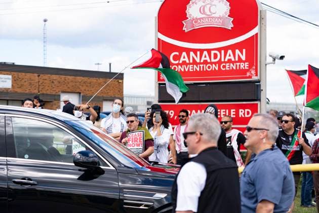 August 10, 2024, Brampton, On, Canada: Pro Palestinian protesters gather at a Liberal Party Fundraising event in anticipation of the arrival of Prime Minister Justin Trudeau (not pictured), as RCMP officers, right, look on, in Brampton, Ont., Saturday, August 10, 2024. Brampton Canada - ZUMAc35_ 20240810_zaf_c35_173 Copyright: xArlynxMcadoreyx