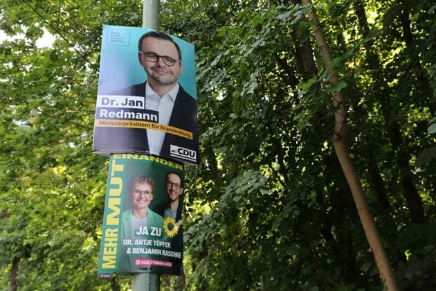 Wahlplakate von CDU mit Jan Redmann (Spitzenkandidat) und Bündnis 90 Die Grünen mit Antje Töpfer (Spitzenkandidatin) und Benjamin Raschke (Spitzenkandidat) für die Landtagswahl in Brandenburg, Potsdam, 10. August 2024. Die Wahl findet am 22. September statt. Landtagswahl Brandenburg 2024: Wahlplakate *** Election posters of CDU with Jan Redmann top candidate and Bündnis 90 Die Grünen with Antje Töpfer top candidate and Benjamin Raschke top candidate for the state election in Brandenburg, Potsdam, August 10, 2024 The election will take place on September 22 State election Brandenburg 2024 Election posters