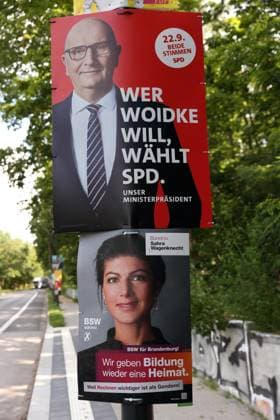 Wahlplakate von SPD mit Dietmar Woidke (Ministerpräsident und Spitzenkandidat) und BSW mit Sahra Wagenknecht (Parteivorsitzende) für die Landtagswahl in Brandenburg, Potsdam, 10. August 2024. Die Wahl findet am 22. September statt. Landtagswahl Brandenburg 2024: Wahlplakate *** Election posters of SPD with Dietmar Woidke Prime Minister and top candidate and BSW with Sahra Wagenknecht party chairwoman for the state election in Brandenburg, Potsdam, August 10, 2024 The election will take place on September 22 State election Brandenburg 2024 Election posters