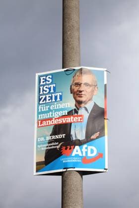 Wahlplakat der AfD mit Hans Christoph Berndt (Spitzenkandidat) für die Landtagswahl in Brandenburg, Potsdam, 10. August 2024. Die Wahl findet am 22. September statt. Landtagswahl Brandenburg 2024: Wahlplakate *** AfD election poster with Hans Christoph Berndt top candidate for the state election in Brandenburg, Potsdam, August 10, 2024 The election will take place on September 22 State election Brandenburg 2024 Election posters