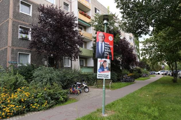 Wahlplakate von SPD mit Dietmar Woidke (Ministerpräsident und Spitzenkandidat) und Die Linke mit Sebastian Walter (Spitzenkandidat) für die Landtagswahl in Brandenburg, Potsdam, 10. August 2024. Die Wahl findet am 22. September statt. Landtagswahl Brandenburg 2024: Wahlplakate *** Election posters of SPD with Dietmar Woidke Prime Minister and top candidate and Die Linke with Sebastian Walter top candidate for the state election in Brandenburg, Potsdam, August 10, 2024 The election will take place on September 22 State election Brandenburg 2024 Election posters