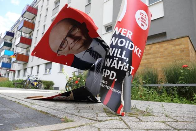 Vandalismus am Wahlplakat der SPD mit Dietmar Woidke (Ministerpräsident und Spitzenkandidat) für die Landtagswahl in Brandenburg, Potsdam, 10. August 2024. Die Wahl findet am 22. September statt. Landtagswahl Brandenburg 2024: Wahlplakate *** Vandalism on SPD election poster with Dietmar Woidke Minister President and top candidate for the state election in Brandenburg, Potsdam, August 10, 2024 The election will take place on September 22 State election Brandenburg 2024 election posters