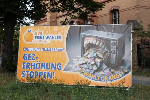 Wahlplakate von BVB Freie Wähler Die Orangen mit der Aufschrift GEZ-Erhöhung Stoppen! für die Landtagswahl in Brandenburg, Potsdam, 10. August 2024. Die Wahl findet am 22. September statt. Landtagswahl Brandenburg 2024: Wahlplakate *** Election posters of BVB Freie Wähler Die Orangen with the inscription GEZ Erhöhung Stoppen for the state election in Brandenburg, Potsdam, August 10, 2024 The election will take place on September 22 State election Brandenburg 2024 Election posters