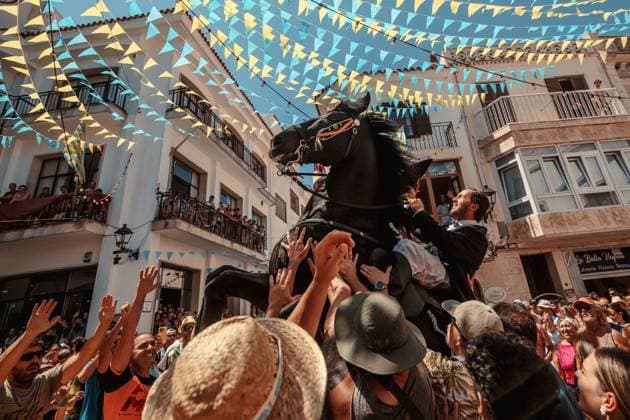 News Themen der Woche KW32 News Bilder des Tages August 11, 2024, Alaior, Balearic Islands, Spain: A caixer (horse rider) rears up on his horse surrounded by a cheering crowd during the traditional Jaleo at the Sant Llorenc (Lawrence) Festival in Alaior Alaior Spain - ZUMAo105 20240811_fap_o105_016 Copyright: xMatthiasxOesterlex