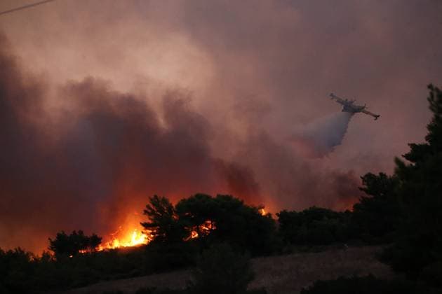 Bilder des Jahres 2024, News 08 August News Themen der Woche KW32 News Bilder des Tages August 11, 2024, Varnavas, Greece: A firefighting aeroplane drops water during a fire north of Athens. Residents fled their homes on Sunday as a fast-moving wildfire fueled by hot, windy weather burned trees, houses and cars and sent smoke clouds over the Greek capital. Varnavas Greece - ZUMAv62_ 20240811_zaf_v62_041 Copyright: xAristidisxVafeiadakisx