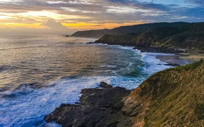 Punta Playa Cometa sunset panorama view mountains rocks Mazunte Mexico., Punta and Playa Cometa sunset with waves cliff cliffs mountain mountains hill hills rocks rock in tropical nature jungle forest panorama view in Mazunte Oaxaca Mexico., Punta and Playa Cometa sunset with waves cliff cliffs mountain mountains hill hills rocks rock in tropical nature jungle forest panorama view in Mazunte Oaxaca Mexico., 09.03.2024, Copyright: xArkadijSchellx Panthermedia36893187.jpg