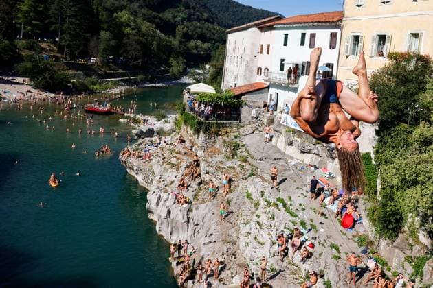 News Themen der Woche KW32 News Bilder des Tages August 11, 2024, Kanal Ob So?I, Slovenia: A man jumps from a 17-meter high bridge during a diving competition in Kanal ob So?i. Twenty participants took part in the 35th international bridge diving event. Kanal Ob So?I Slovenia - ZUMAs197 20240811_aaa_s197_189 Copyright: xLukaxDakskoblerx