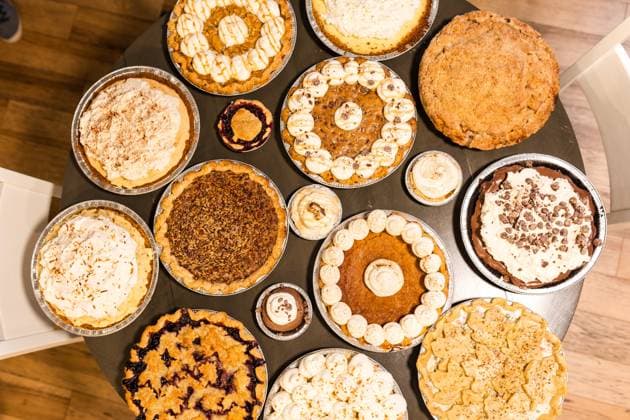 IMAGO Creative, Herbst, Food, Pumpkin Pie An assortment of various pies displayed on a round table. Coeur d Alene, Idaho, United States R_PXQG240811C6-1508238-01