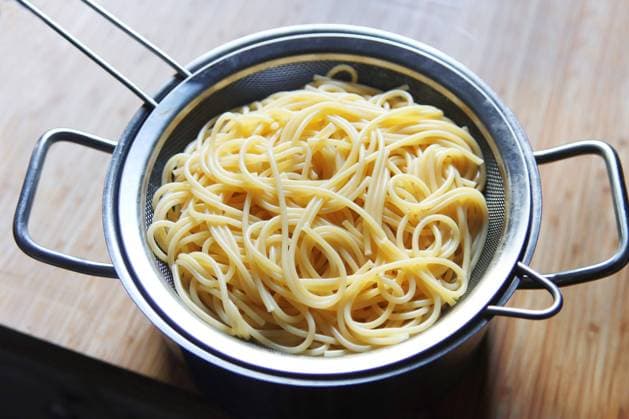 Spaghetti at Nudelsieb Spaghetti in a Pasta strainer BLWS714312 Copyright: xblickwinkel R.xRebmannx