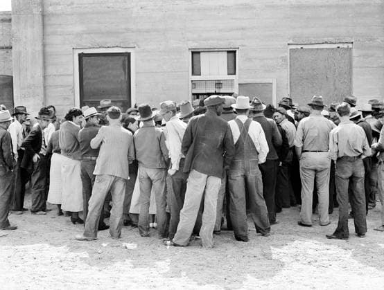 Migrant workers waiting for relief checks, Calipatria, California, USA, Dorothea Lange, U.S. Farm Security Administration, February 1937  Copyright: xCircaxImagesx ghi-circa01854