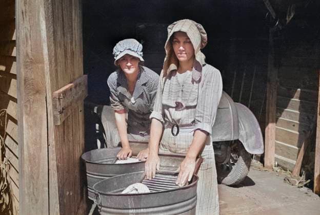 Two Women washing Clothes, Crabtree Recreational Project, near Raleigh, North Carolina, USA, Carl Mydans, U.S. Resettlement Administration, March 1936  Copyright: xCircaxImagesx ghi-circa02291