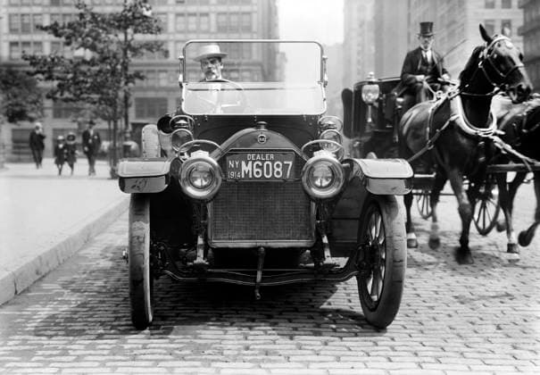 George Grantham Bain, Driving a Stutz Passenger Car near Union Square, New York City, New York, USA, Bain News Service, July 4, 1914  Copyright: xCircaxImagesx ghi-circa02488