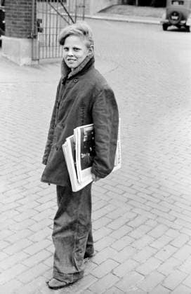 Newspaper Boy around Stockyards, South Omaha, Nebraska, USA, John Vachon, U.S. Farm Security Administration, November 1938  Copyright: xCircaxImagesx ghi-circa02533