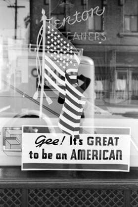 American Flag in Store Window, Gee, It s Great to be an American , Covington, Kentucky, USA, John Vachon, U.S. Farm Security Administration, September 1939  Copyright: xCircaxImagesx ghi-circa02537
