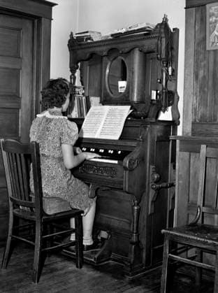 Farm Girl playing Organ, McIntosh County, North Dakota, USA, John Vachon, U.S. Farm Security Administration, November 1940  Copyright: xCircaxImagesx ghi-circa02566