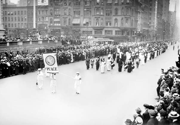 Women s Peace Parade shortly after start of World War I, Fifth Avenue, New York City, New York, USA, Bain News Service, August 29, 1914  Copyright: xCircaxImagesx ghi-circa02830