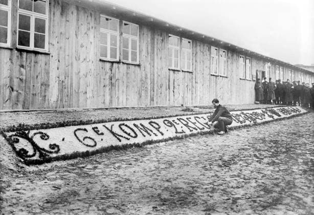 French prisoner working on flower display, Zossen Prisoner of War Camp, Wünsdorf, Zossen, Germany, Bain News Service, 1915  Copyright: xCircaxImagesx ghi-circa02848