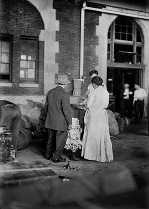 Immigrant family arriving at Ellis Island, New York City, New York, USA, Bain News Service, March 1917  Copyright: xCircaxImagesx ghi-circa02872