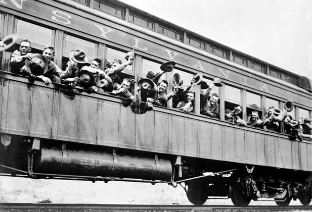 Soldiers of 5th Marine Infantry Regiment on train enroute to port of New York for shipment to France during World War I, New York City, New York, USA, Bain News Service, June 1917  Copyright: xCircaxImagesx ghi-circa02879