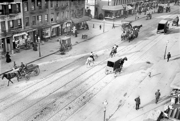 Horse-drawn carts, Eleventh Avenue at 28th Street, New York City, New York, USA, Bain News Service, circa 1900  Copyright: xCircaxImagesx ghi-circa02923