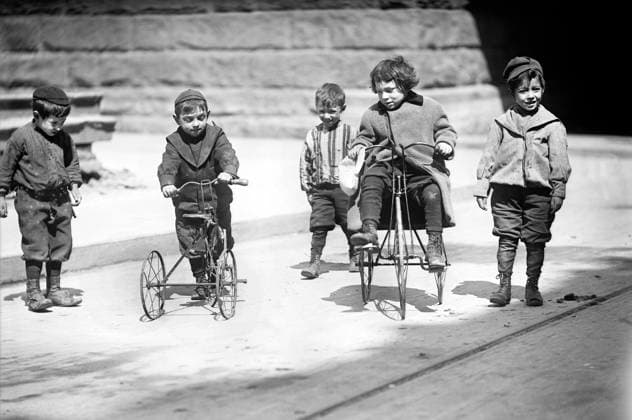 Group of children playing in street, New York City, New York, USA, Bain News Service, April 1909  Copyright: xCircaxImagesx ghi-circa02932