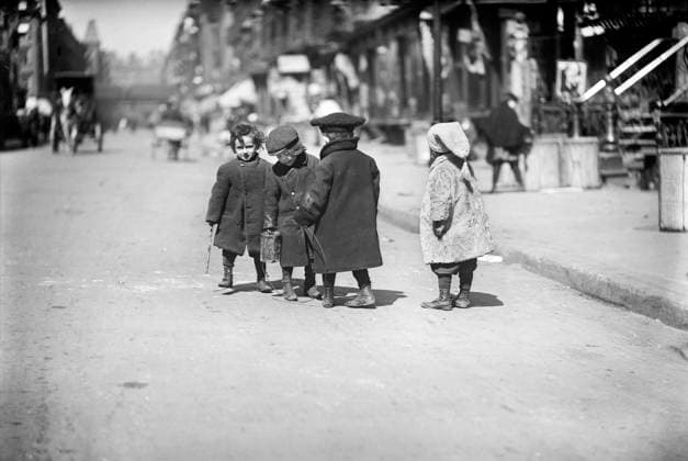 Four children playing in street, New York City, New York, USA, Bain News Service, April 1909  Copyright: xCircaxImagesx ghi-circa02933