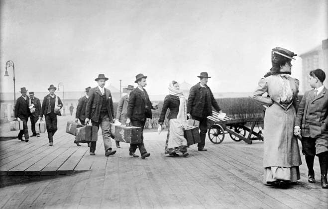 Immigrants arriving at Ellis Island, New York City, New York, USA, Bain News Service, 1910  Copyright: xCircaxImagesx ghi-circa02936