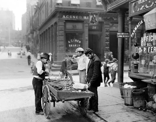 Clam vendor, Mulberry Bend, Little Italy, New York City, New York, USA, Detroit Publishing Company, 1900  Copyright: xCircaxImagesx ghi-circa03141