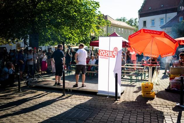LANDTAGSWAHLKAMPF SPD THÜRINGEN 12 08 2024 - Erfurt: Der Generalsekretär der SPD, Kevin Kühnert, auf der Bühne mit MdL Denny Möller. Landtagswahlkampf der Thüringer SPD am 12. August 2024 auf dem Wenigemarkt in Erfurt. _________________ *** STATE ELECTION CAMPAIGN SPD THURINGIA 12 08 2024 Erfurt The General Secretary of the SPD, Kevin Kühnert, on stage with MdL Denny Möller State election campaign of the Thuringian SPD on August 12, 2024 at the Wenigemarkt in Erfurt