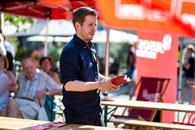 LANDTAGSWAHLKAMPF SPD THÜRINGEN 12 08 2024 - Erfurt: Der Generalsekretär der SPD, Kevin Kühnert, verteilt vor Veranstaltungsbeginn Flyer. Landtagswahlkampf der Thüringer SPD am 12. August 2024 auf dem Wenigemarkt in Erfurt. _________________ *** STATE ELECTION CAMPAIGN SPD THURINGIA 12 08 2024 Erfurt The Secretary General of the SPD, Kevin Kühnert, distributes flyers for the state election campaign of the Thuringian SPD on August 12, 2024 at Wenigemarkt in Erfurt before the start of the event